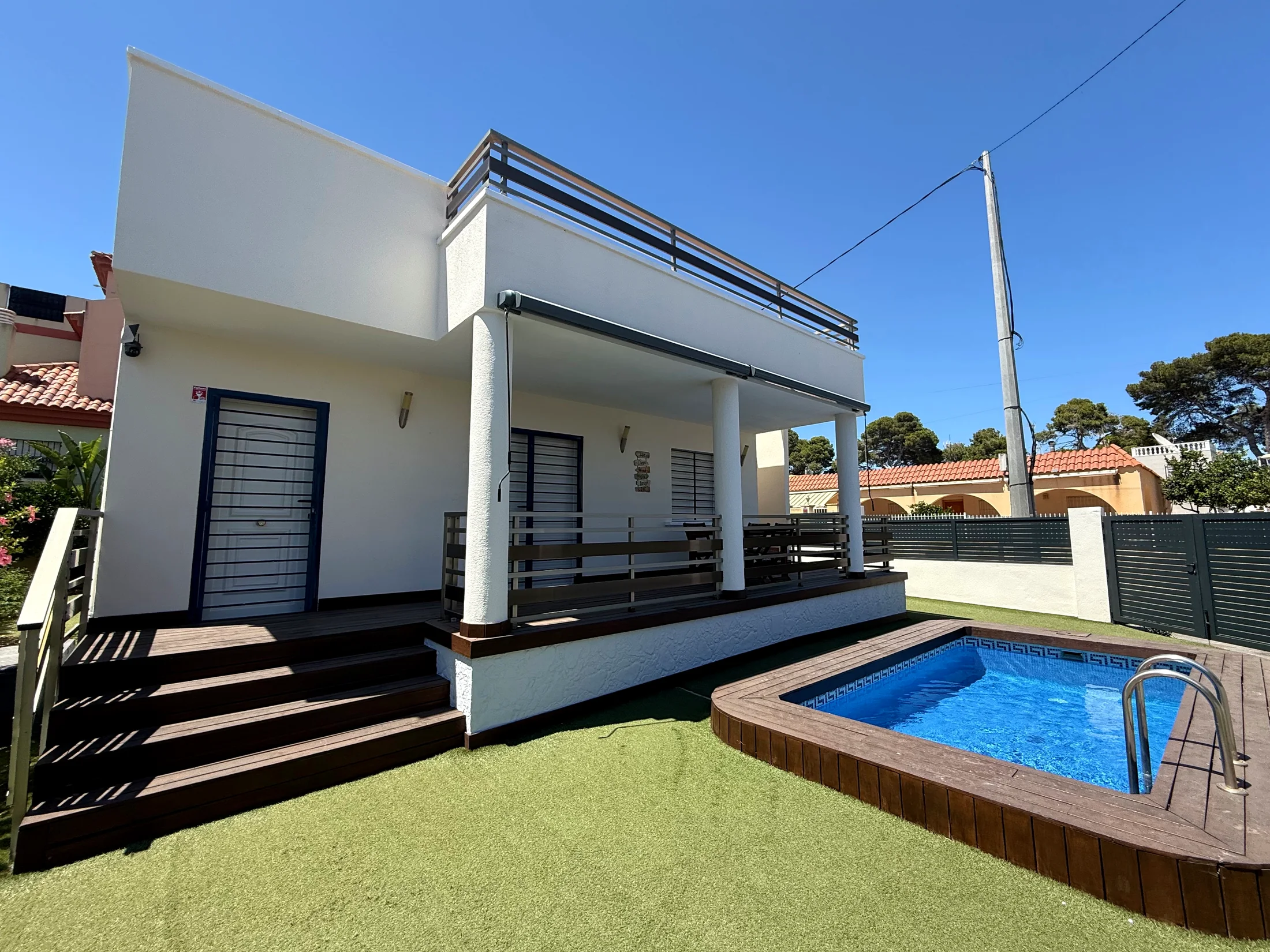 Haus mit Pool und erneuertem Zaun