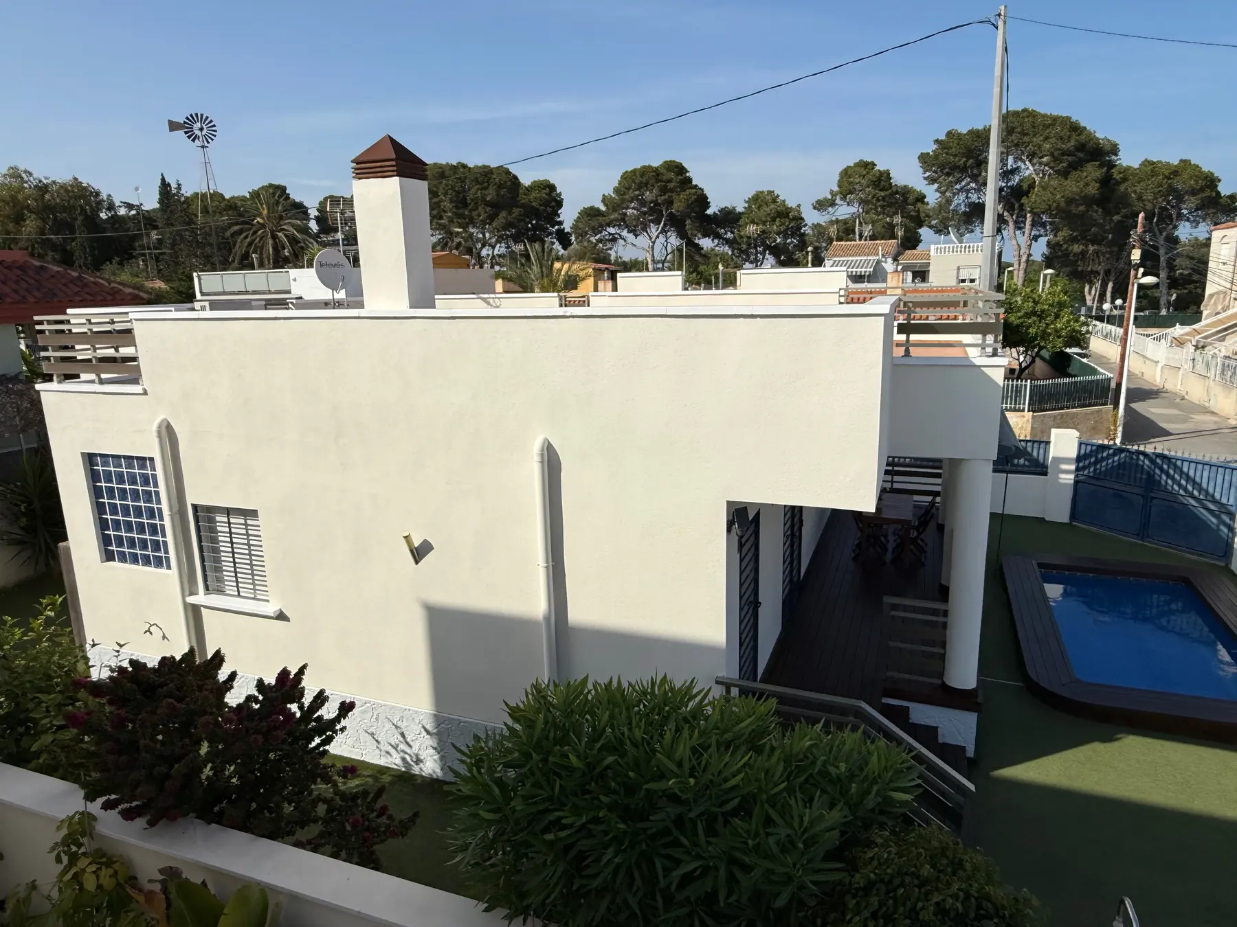 Blick von oben auf Villa, Pool und Kuestenumgebung
