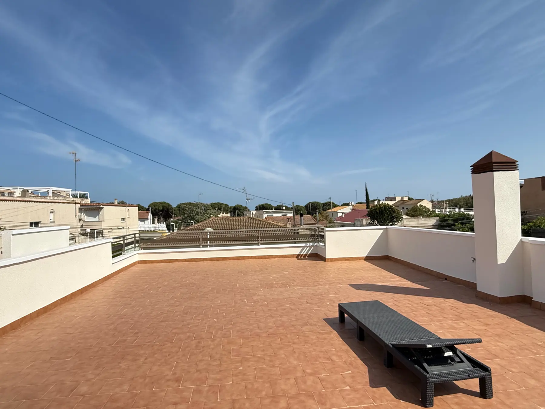 Grosszuegige sonnige Dachterrasse mit Blick ueber die Nachbarschaft