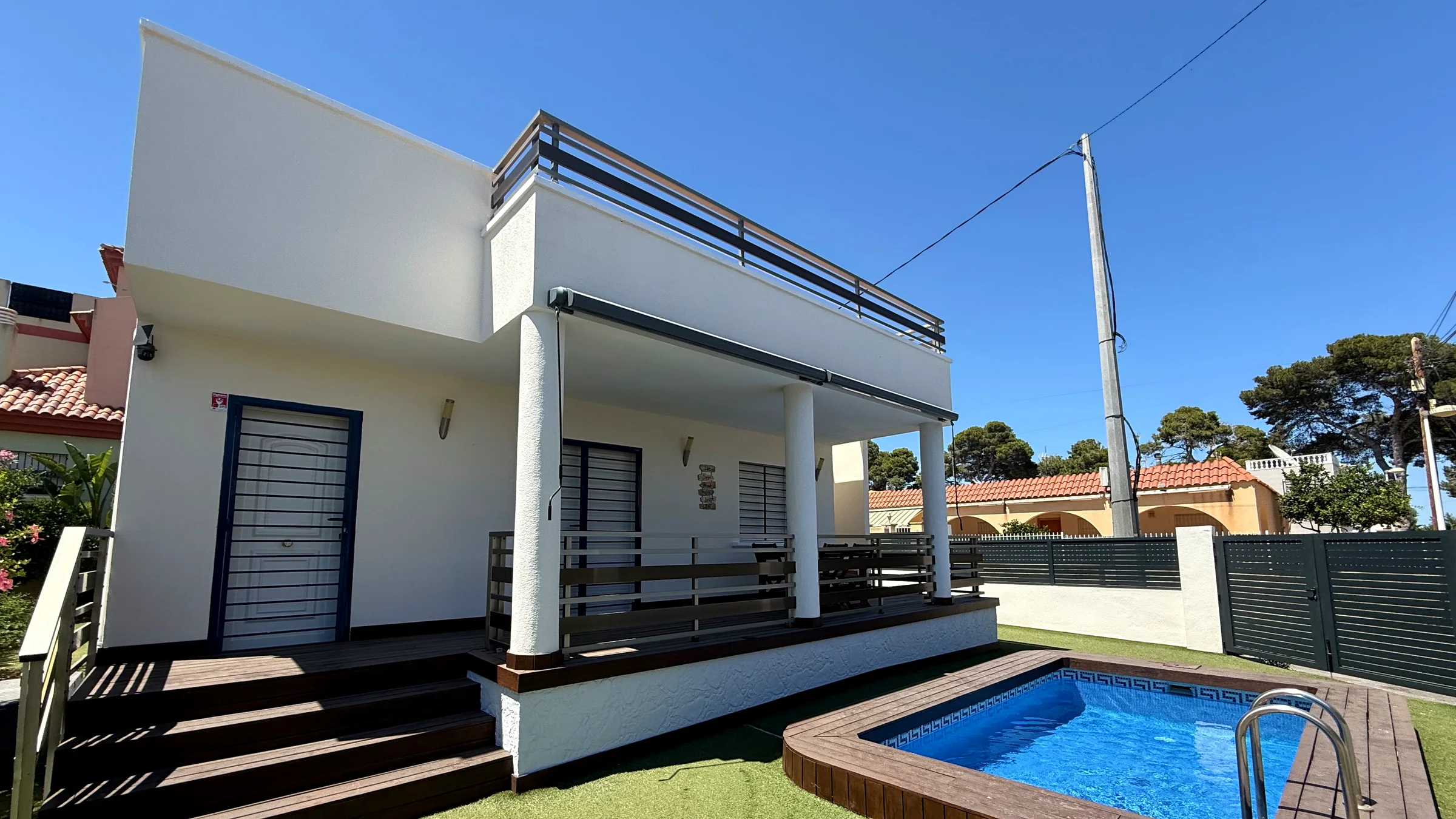 Sunny villa with pool, generous terrace and bright outdoor areas for Mediterranean living close to the sea.