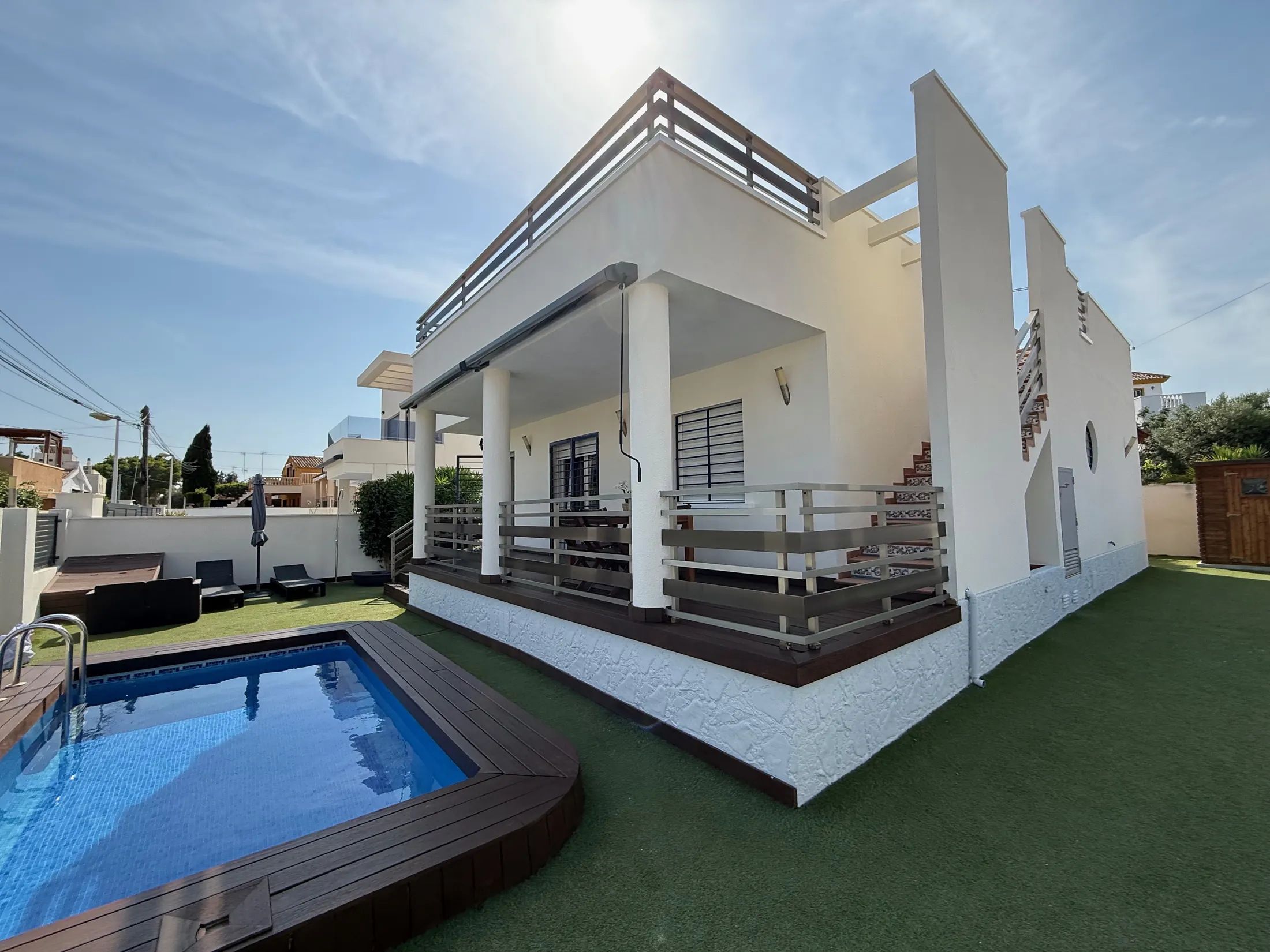 Pool und Sonnenterrasse neben der Villa