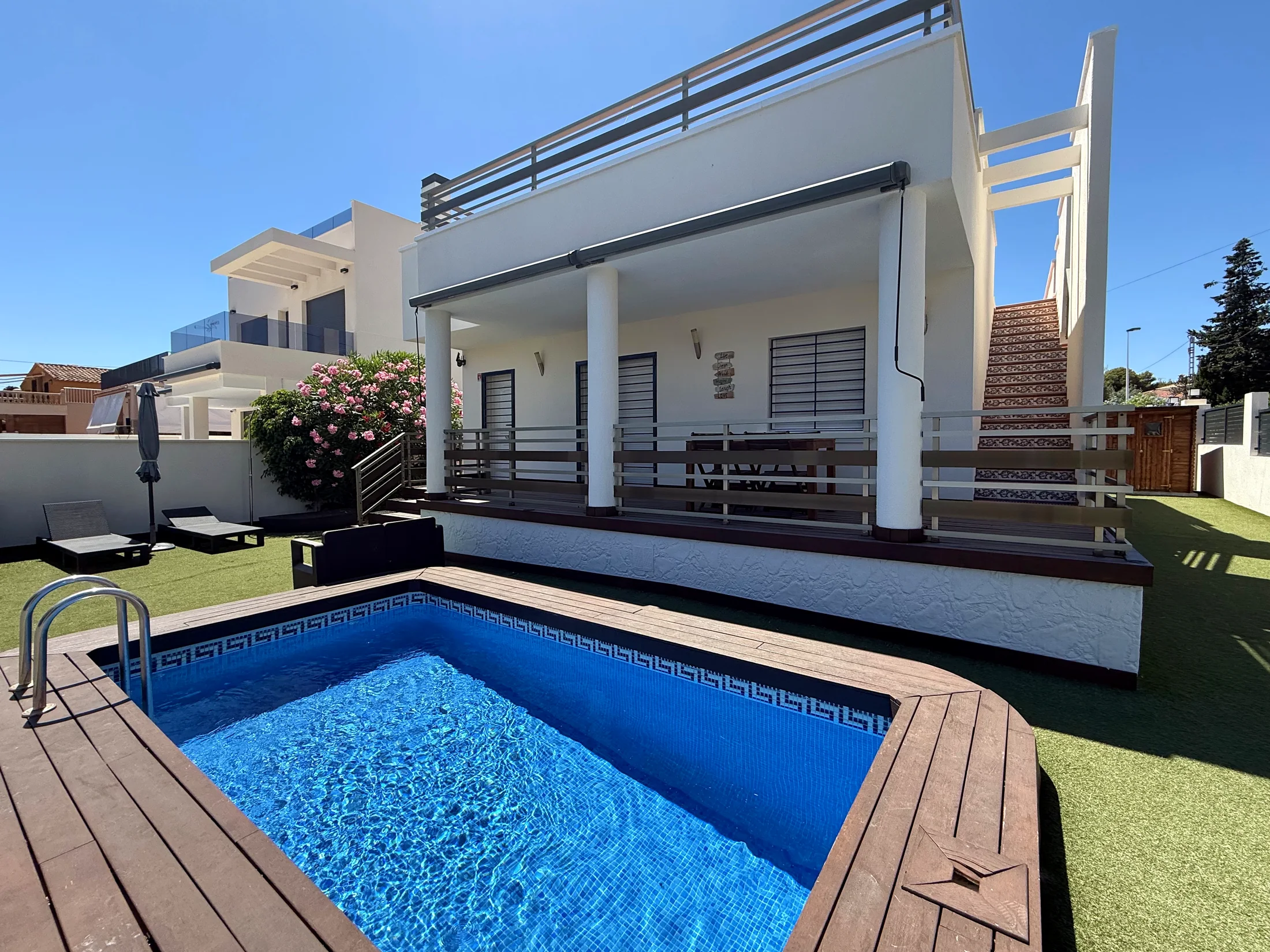 Pool & sun terrace