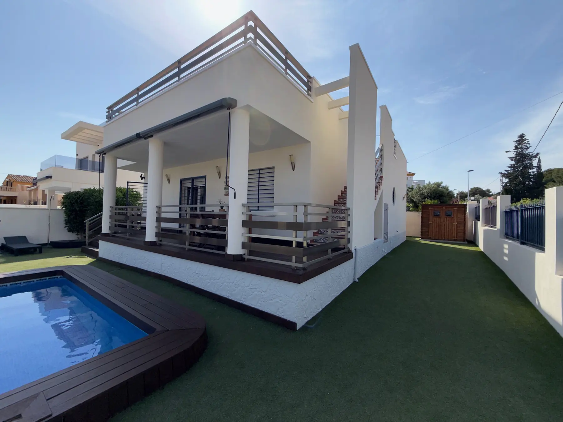 Villa mit Pool, Terrasse und sonnigem Aussenbereich