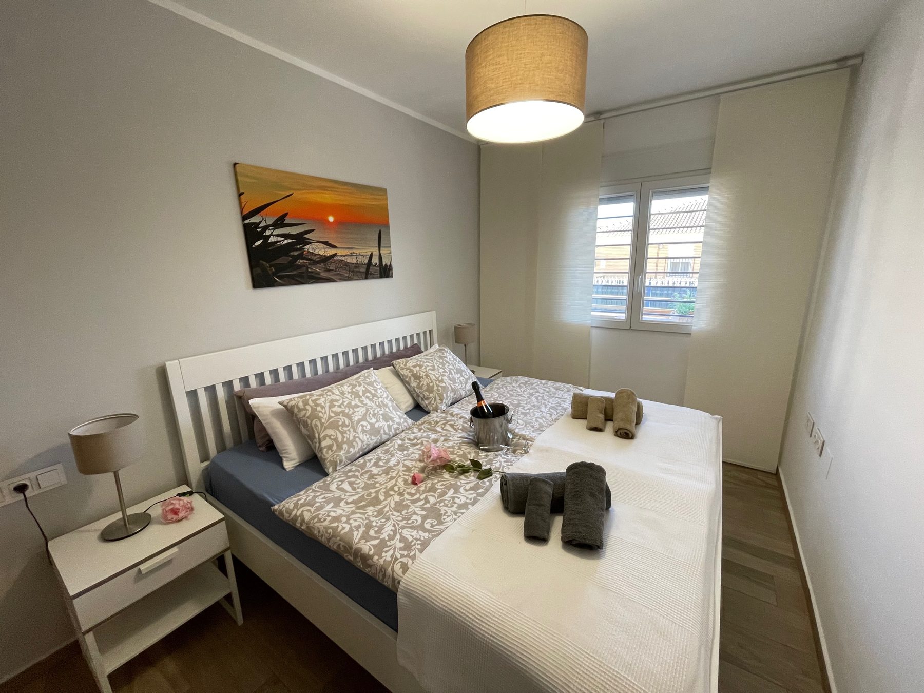 Doppelzimmer mit dekoriertem Bett und warmem Licht