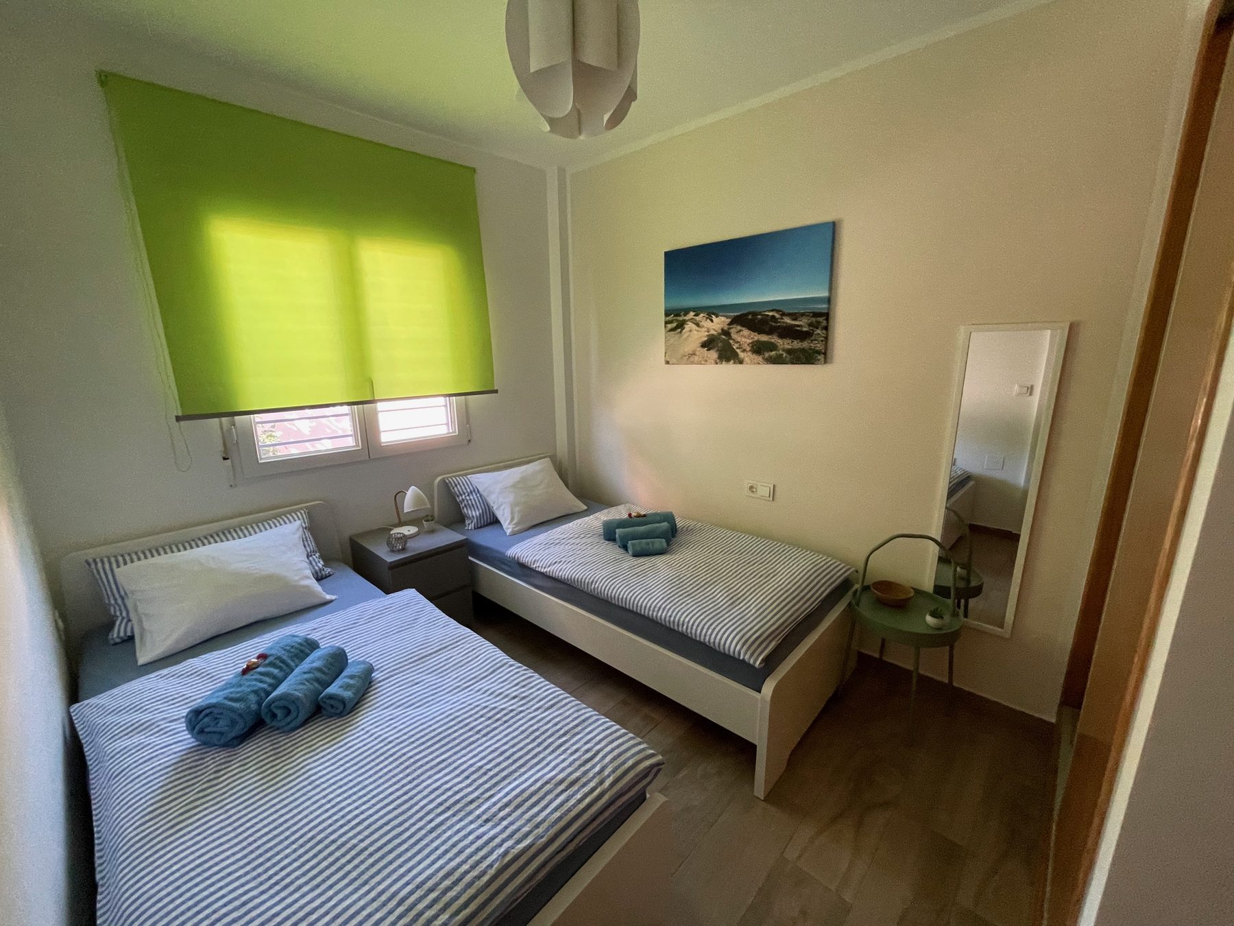 Schlafzimmer mit zwei Einzelbetten und hellem Fenster