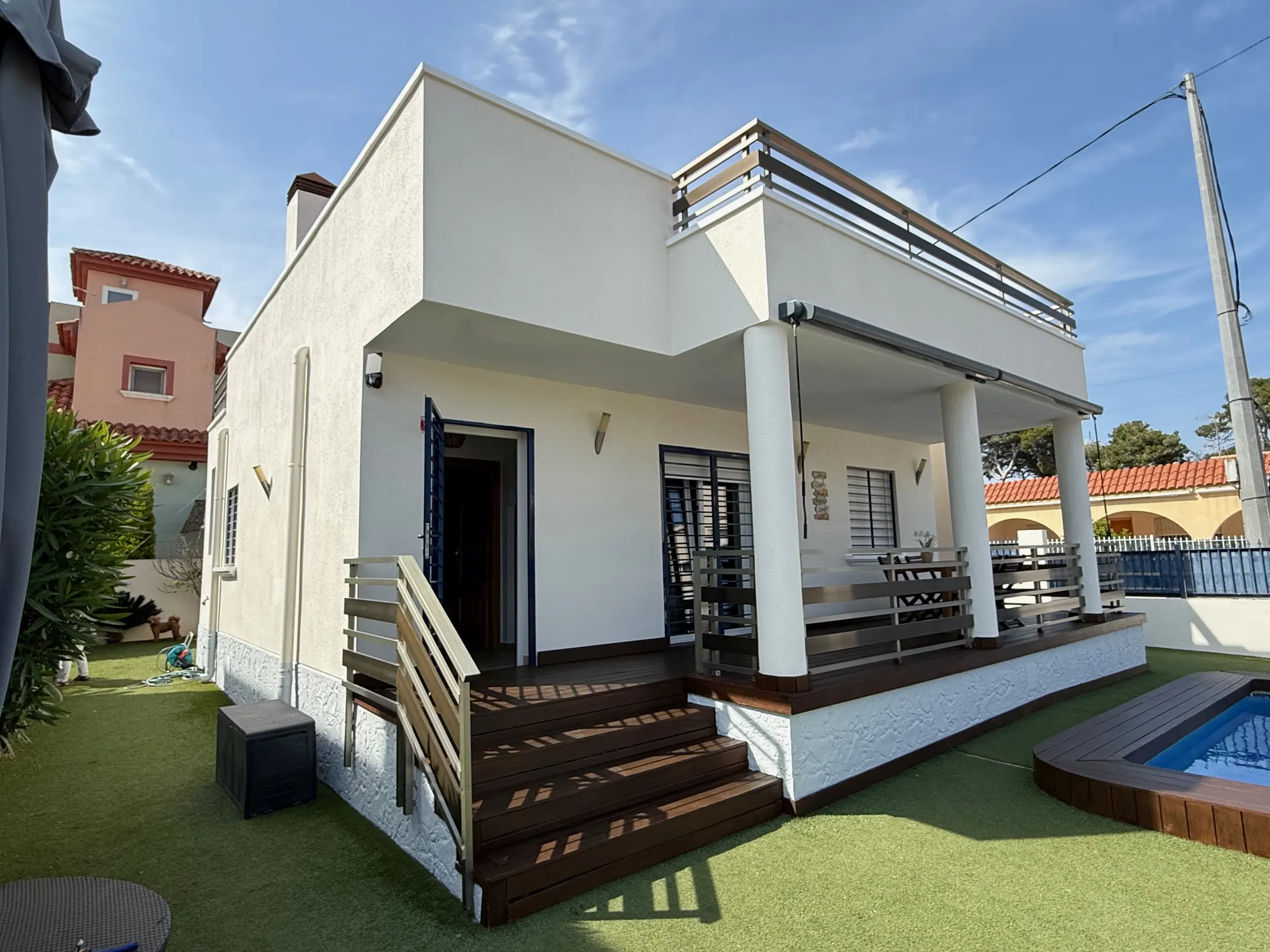 Seitliche Ansicht der mediterranen Villa mit Terrasse