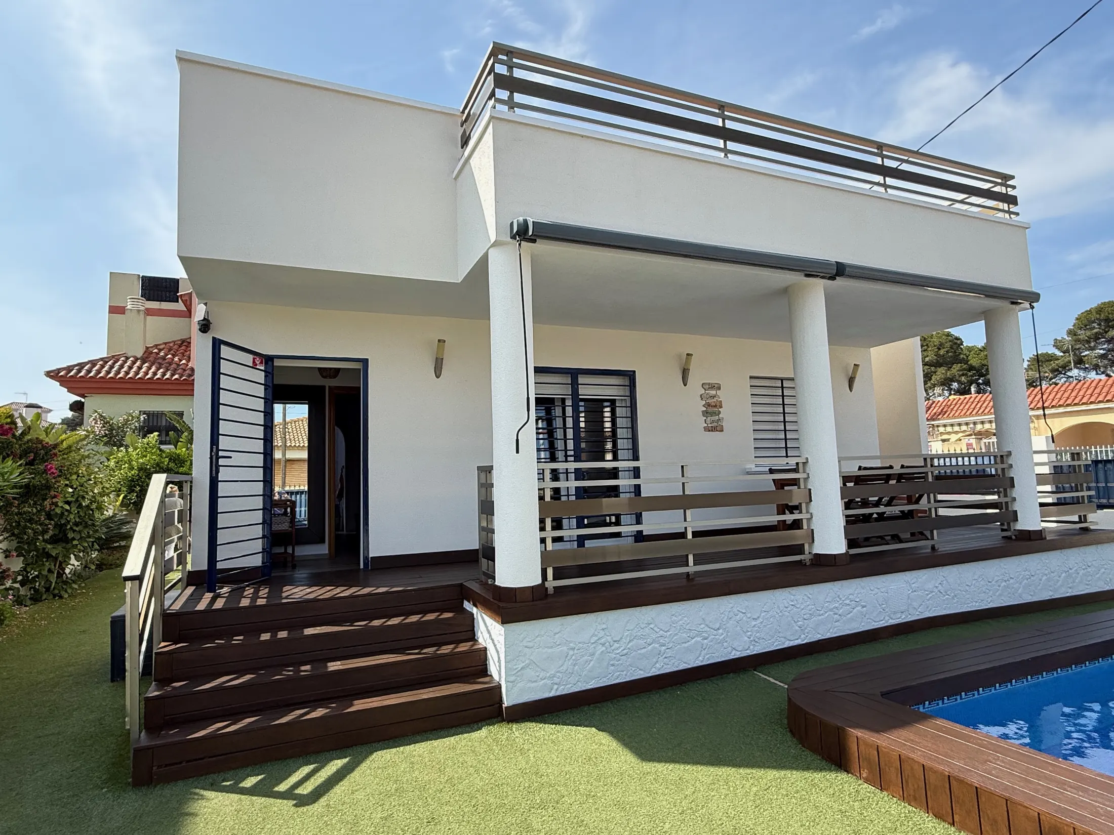 Terrasse, Eingang und ueberdachter Aussenbereich