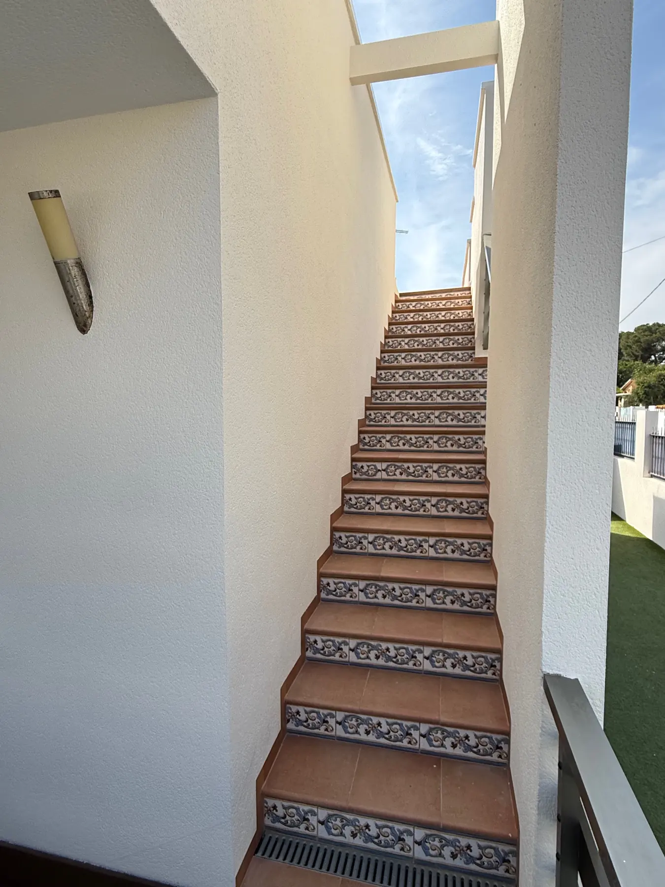 Mediterrane Fliesentreppe zur Dachterrasse