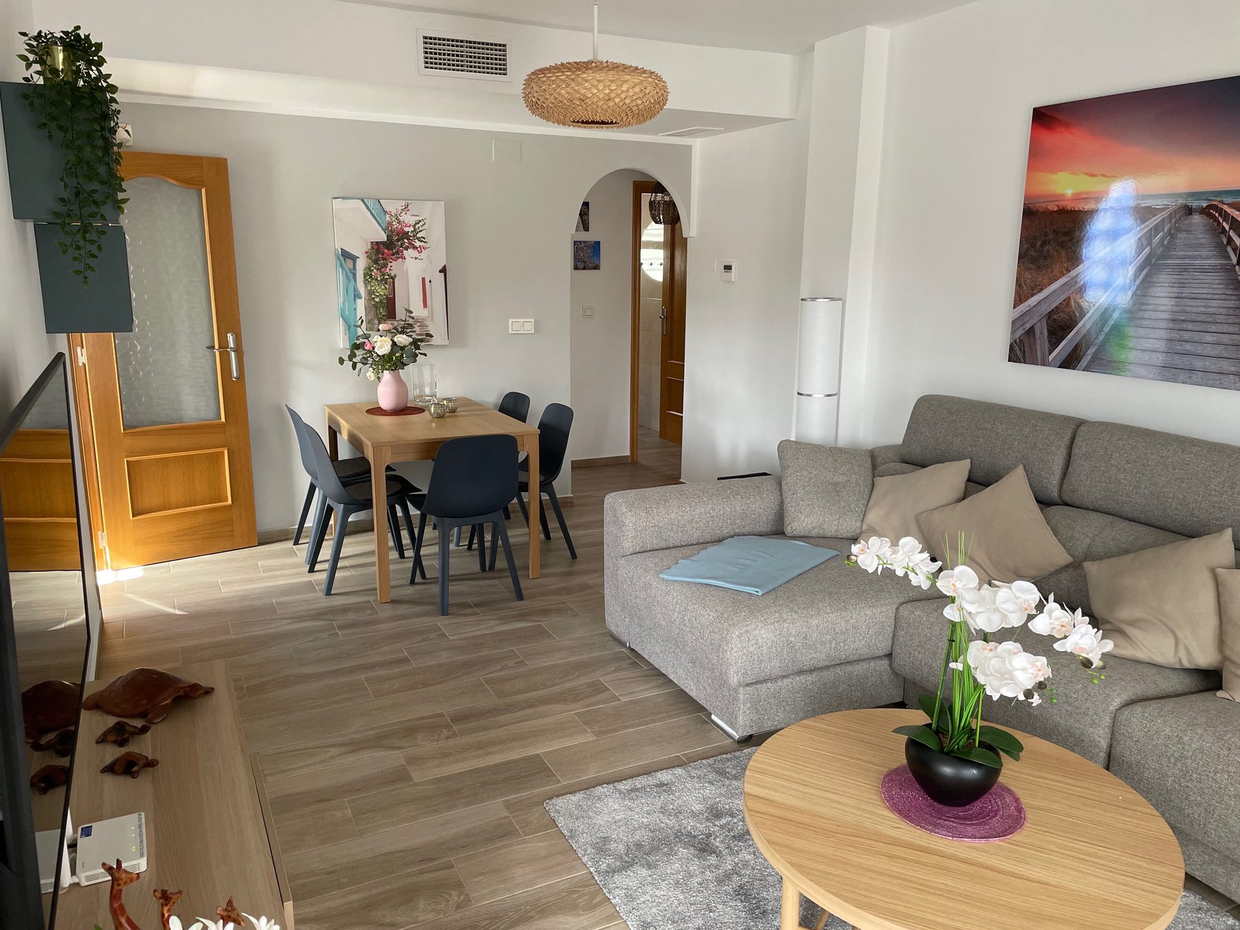 Wohn- und Essbereich mit Sofa, Esstisch und mediterraner Dekoration